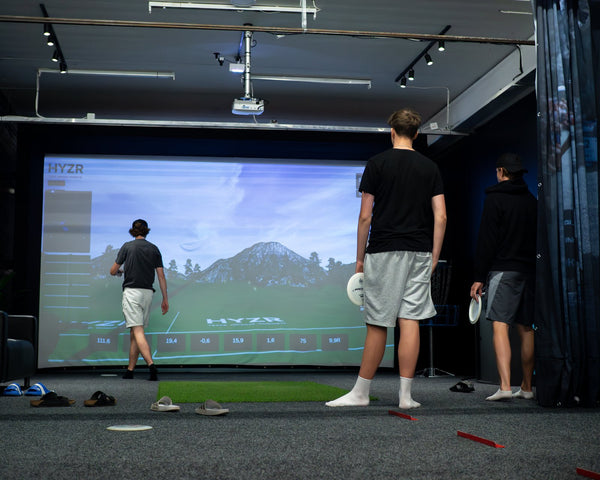 A player throwing in the disc golf simulator